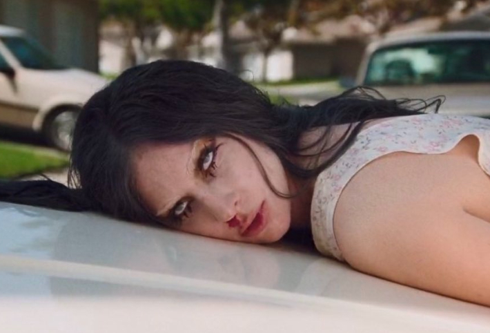 Dans la vidéo obsédante "Disease" de Lady Gaga, la chanteuse a plusieurs rencontres mortelles avec elle-même