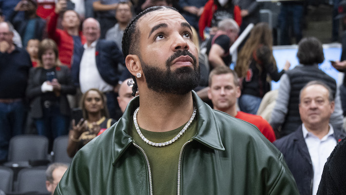 Drake investit un centre commercial vide dans sa nouvelle vidéo inattendue "No Face"