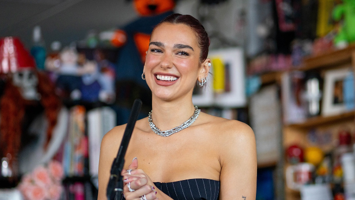 Dua Lipa a laissé briller son «optimisme radical» lors de son petit concert de bureau en personne tant attendu