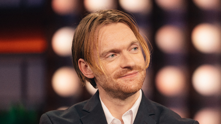 Finneas a passionnément embrassé son guitariste lors d'un récent concert, maintenant les fans l'accusent de « harceler les homosexuels »