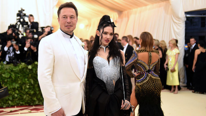 Grimes en a assez d'être « rôti sans fin » à cause d'Elon Musk et des gens qui prétendent qu'il l'a intéressée à l'IA