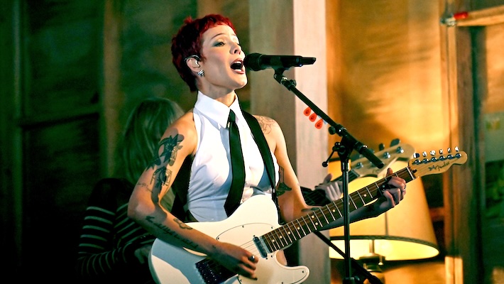 Halsey se sent comme la "seule fille vivante de Los Angeles" alors qu'elle sort "The Great Imposter"