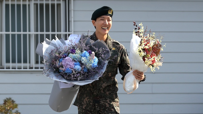 J-Hope du BTS a été accueilli par son coéquipier Jin alors qu'il a été démis de ses fonctions militaires