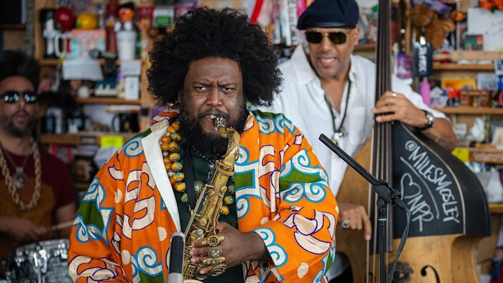 Kamasi Washington apporte Kinetic Jazz à la série de concerts NPR Tiny Desk