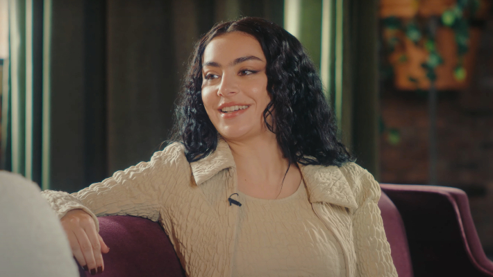 L'œuvre minimaliste « Brat » désormais bien-aimée de Charli XCX était en fait le résultat de sa « volonté d'économiser de l'argent »