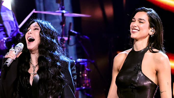 La performance de Cher et Dua Lipa de "Believe" lors de la cérémonie d'intronisation au Temple de la renommée du rock and roll 2024 prouve que Cher a en effet "changé le son de la musique pour toujours"