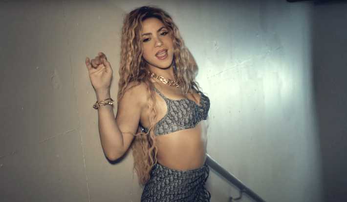 La soirée sauvage de Shakira comprend une partie de strip poker dans la nouvelle vidéo "Soltera"