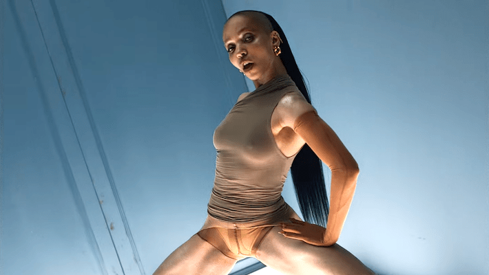 La vidéo Borderline NSFW « Perfect Stranger » de FKA Twigs explore toutes les cases dans lesquelles les gens se mettent