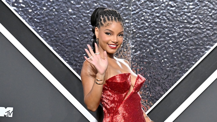 Le costume d'Halloween inspiré de 007 de Halle Bailey a canalisé son super espion intérieur - et son homonyme