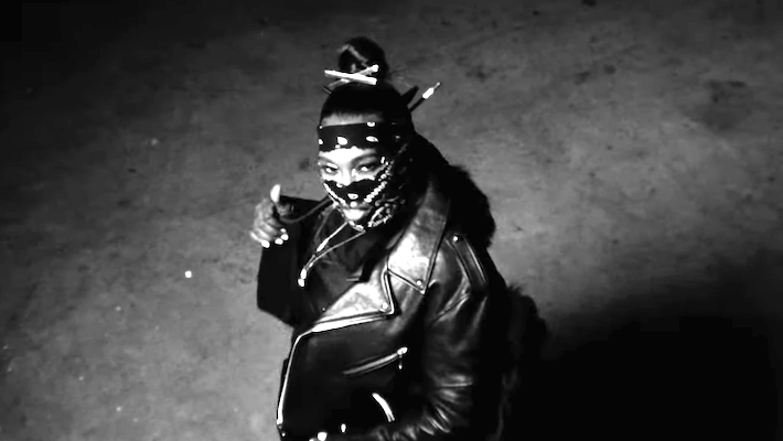 Leikeli47 enlève son masque dans la vidéo de « 450 » pour annoncer la tracklist de son nouvel album