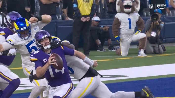 Les Rams s'en sont sortis avec un masque facial flagrant sur un sac gagnant pour des raisons de sécurité