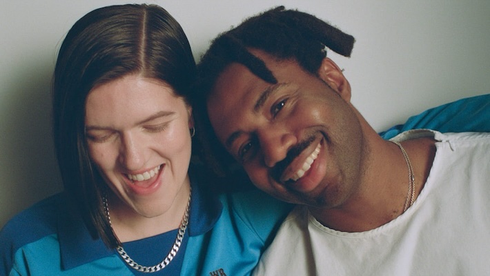Les voix distinctives de Romy et Sampha se fondent sur leur nouveau single vulnérable "I'm On Your Team"