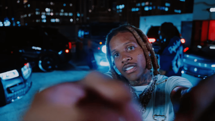 Lil Durk est convaincu que quelqu'un me "surveille" dans sa nouvelle vidéo paranoïaque