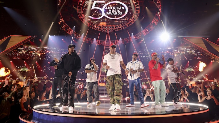 Nelly plaisante sur sa performance avec St. Lunatics malgré le fait que le groupe le poursuit actuellement en justice