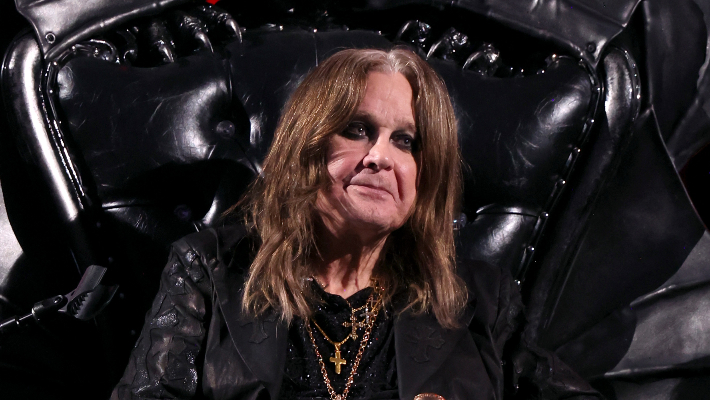 Ozzy Osbourne est revenu sur scène (de manière limitée) pour son intronisation au Temple de la renommée du rock and roll en 2024