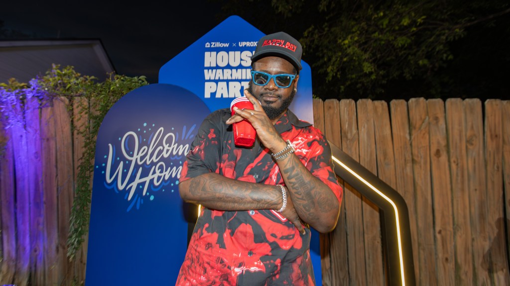 Regardez T-Pain surprendre les nouveaux acheteurs avec un concert dans leur jardin