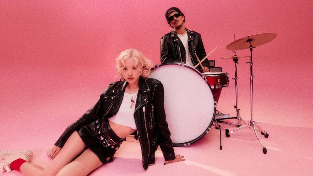 Rosé rend Bruno Mars ivre avec son single "APT" inspiré du jeu à boire.