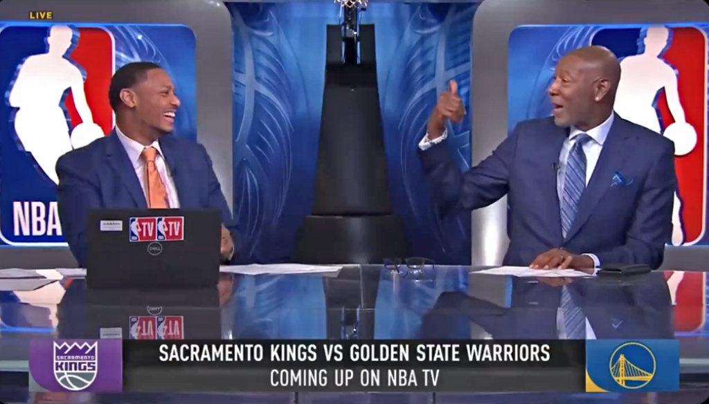 Sam Mitchell s'est effondré sur NBA TV et a partagé le discours de son co-animateur à l'antenne après une blague sur le salaire