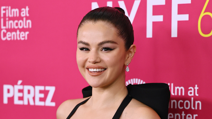Selena Gomez est "vraiment honorée" d'être milliardaire, mais pense qu'en discuter est "de mauvais goût"