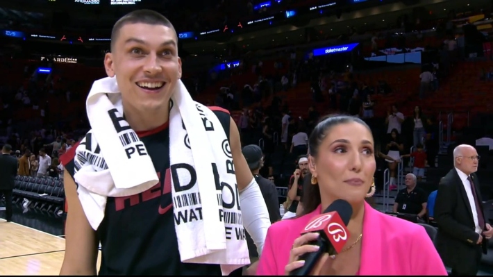 Tyler Herro a été distrait par une bagarre dans les tribunes lors d'une interview d'après-match