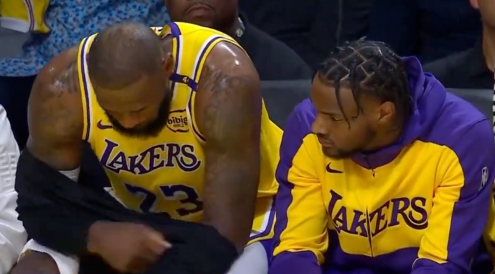 Un LeBron au micro a donné à Bronny quelques derniers conseils sur le banc avant leur enregistrement