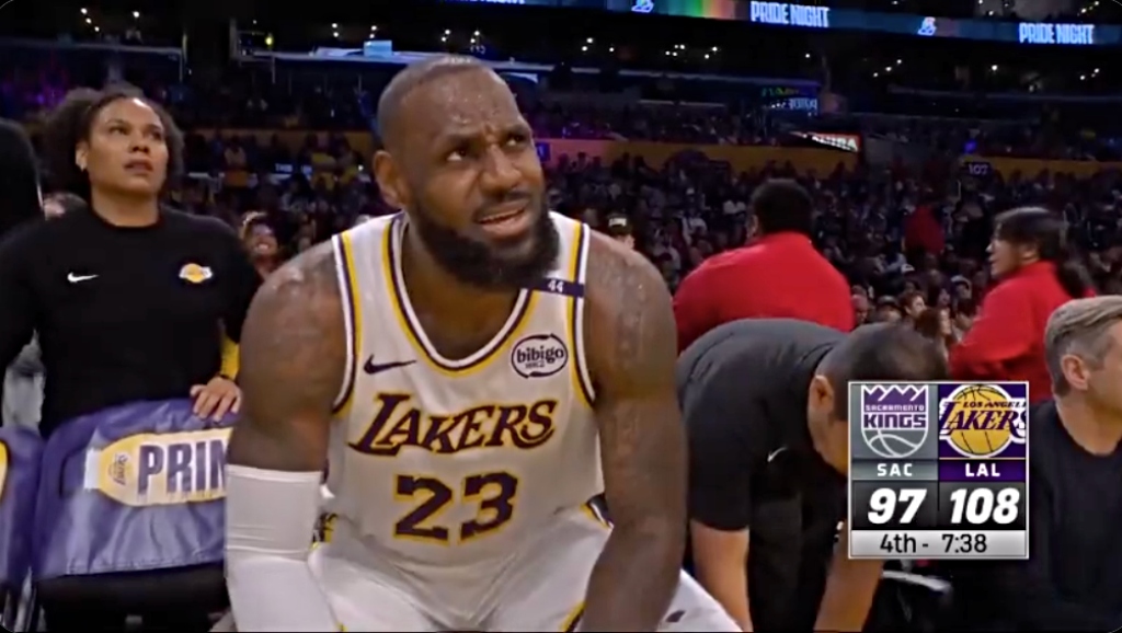 Un micro chaud a capturé un LeBron incrédule s'en prenant à Rui Hachimura pour l'avoir regardé pendant qu'il était chaud