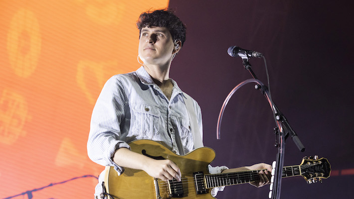 Vampire Weekend redéfinit la tournée des bars après avoir présenté un spectacle surprise devant un hotspot de New York