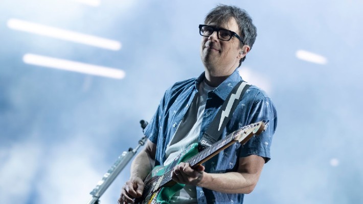 Weezer sort sa chanson perdue depuis longtemps "Superman" avant la réédition du 30e anniversaire de "Blue Album"