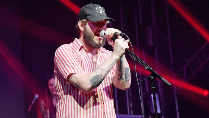 Bon Iver lance un site Web qui permet aux fans « d'incarner le rôle de Bon Iver »