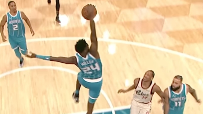 Brandon Miller a presque reproduit la célèbre prise d'Odell Beckham Jr en faisant exploser un Alley-Oop