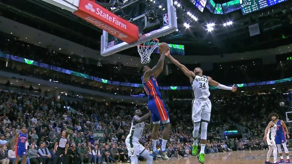 Bucks-Pistons sont allés en prolongation après qu'une horrible faute contre Giannis ait conduit à un moment de balle de tous les temps, ne mentez pas