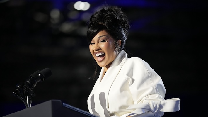 Cardi B est amusée par la fausse pochette d'un fan qui se moque de la durée de son deuxième album