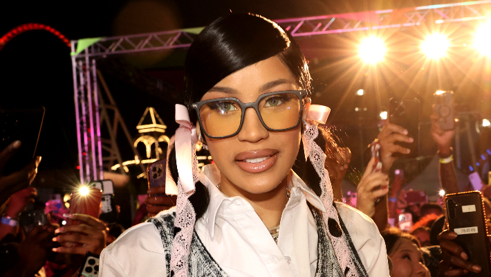 Cardi B prévoit d'appuyer sur le « bouton de réinitialisation » en 2025 et exhorte les sceptiques à « s'excuser » avant qu'il ne soit trop tard