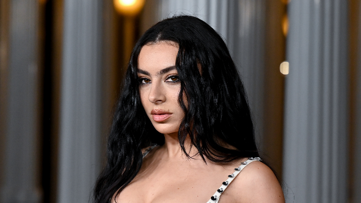 Charli XCX amènera « Brat » en 2025 avec une tournée des arènes récemment annoncée