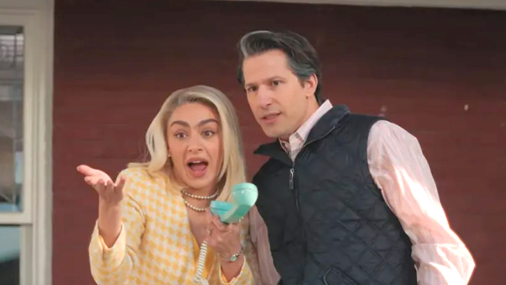 Charli XCX et Andy Samberg se transforment en les ultimes « Karens » de banlieue pour « Here I Go », une chanson hilarante de « SNL »