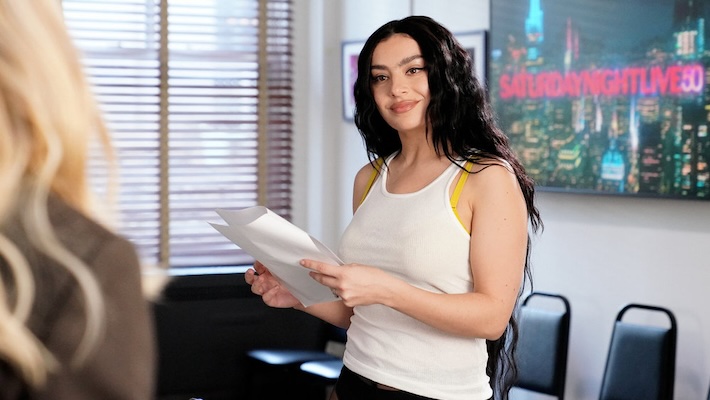 Charli XCX s'engage pleinement envers "Brat" dans une nouvelle promo amusante "SNL"