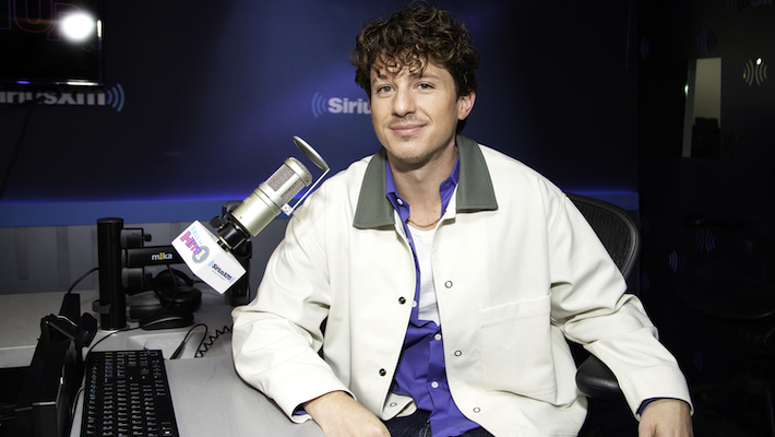 Charlie Puth se plonge dans l'esprit des fêtes avec la nouvelle chanson festive "December 25th"