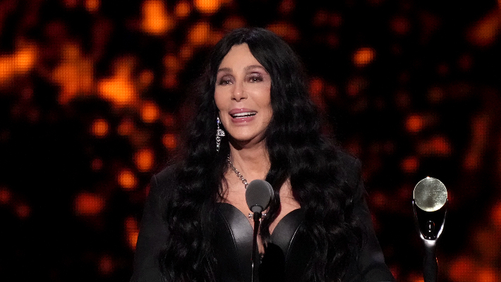 Cher affirme que Sonny Bono a « pris » tout son argent alors qu'elle se bat pour récupérer les redevances qu'ils ont accumulées en duo
