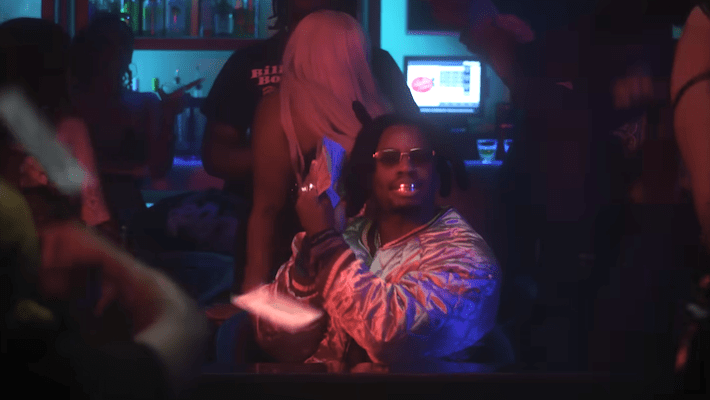 Denzel Curry fait pleuvoir au club de strip-tease dans sa vidéo débauchée « Got Me Geeked »
