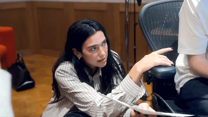 Dua Lipa parle le langage de l'amour dans "Ces murs" avec la star belge Pierre De Maere