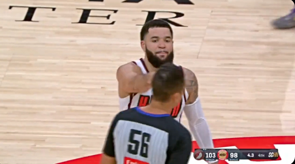 Fred VanVleet a pointé le visage d'un arbitre et l'a traité de « salope » après avoir été expulsé