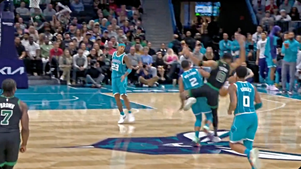 Grant Williams a été expulsé pour une faute flagrante sur Jayson Tatum