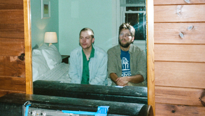 Hovvdy partage la chanson saisissante "Bubba (Julie's Version)" de son EP récemment annoncé "Live At Julie's"