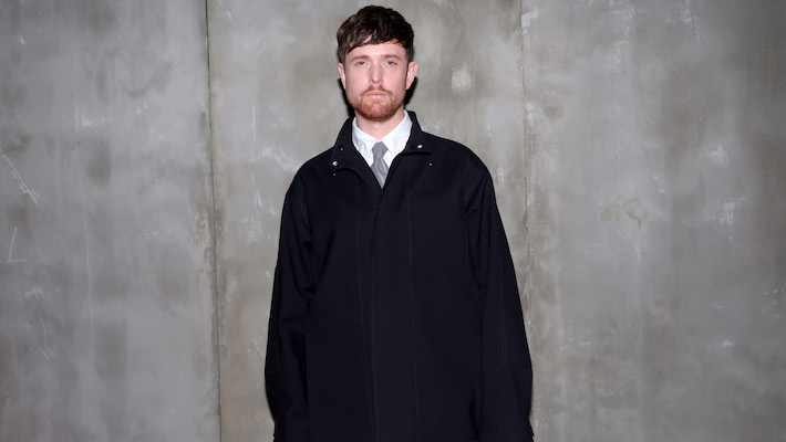 James Blake n'aime pas où vont les choses avec son nouveau single pessimiste "Like The End"