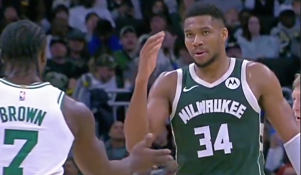 Jaylen Brown a qualifié Giannis d'"enfant" pour sa fausse poignée de main après avoir attrapé Brown avec un coude