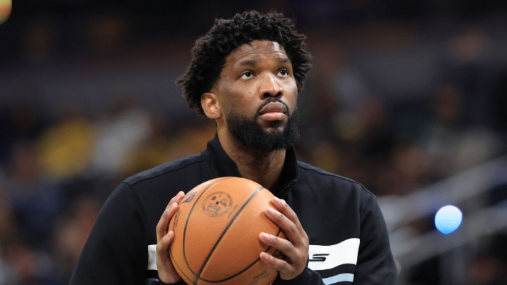 Joel Embiid a bousculé un journaliste qui avait écrit une chronique faisant référence à son fils et à son défunt frère