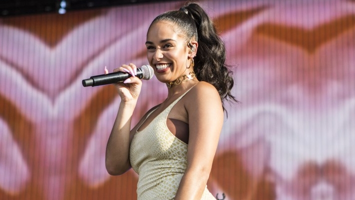 Jorja Smith partage ses dates de tournée 2025 avec deux nouveaux singles, "Loving You" et "Don't Let Me Go"