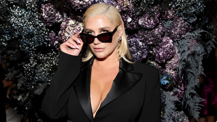 Kesha a presque certainement utilisé l'IA pour sa nouvelle pochette et les fans ne sont pas contents