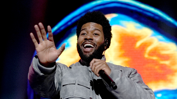Khalid se révèle gay après avoir été dénoncé, maintenant les fans montrent leur soutien au chanteur en ligne