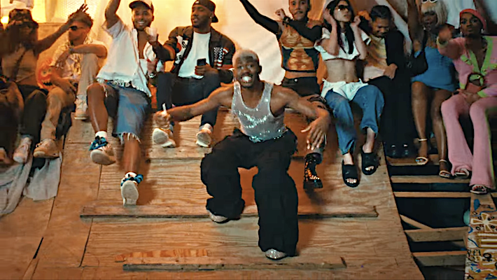 La vidéo 'Light Again' de Lil Nas X rappelle la culture rave de l'ère des téléphones à clapet